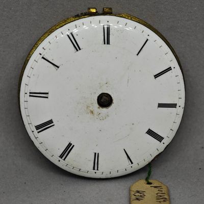 une horloge blanche avec des chiffres romains noirs