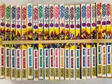 un gros plan sur une pile de livres posés sur une étagère