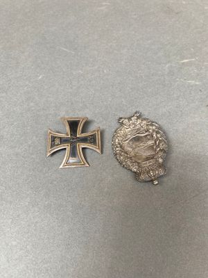 une médaille d'argent et une médaille d'argent ornée d'une croix