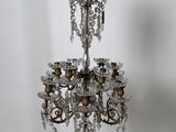un lustre en cristal suspendu au plafond d'une pièce