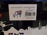 un autocollant au dos d'une boîte sur lequel figure l'image d'une vache
