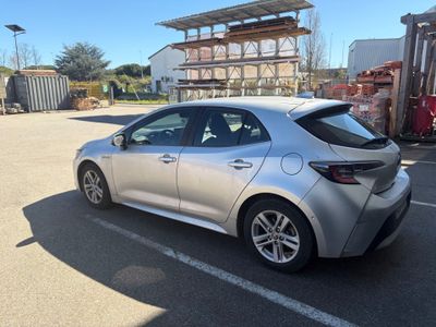 l'arrière d'une Toyota Corolla argentée garée sur un parking