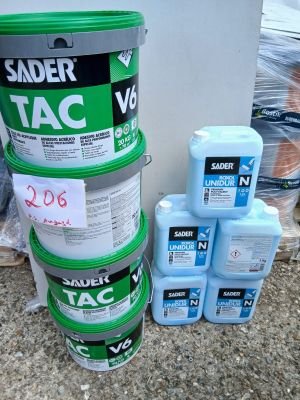 plusieurs seaux de peinture posés par terre à côté d'un tas de récipients en plastique