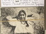 une vieille photo d'une femme qui tient ses mains derrière la tête