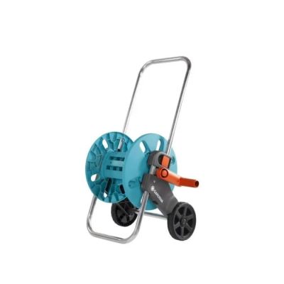 un chariot à tuyau bleu sur lequel est fixé un tuyau