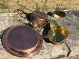 beaucoup d'objets posés sur un rocher