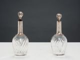 une paire de carafes anciennes en verre taillé
