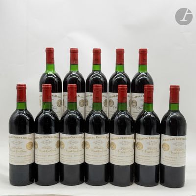 six bouteilles de vin rouge sont alignées