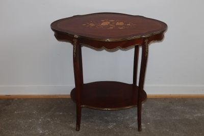 une petite table surmontée d'une étagère, dans une pièce