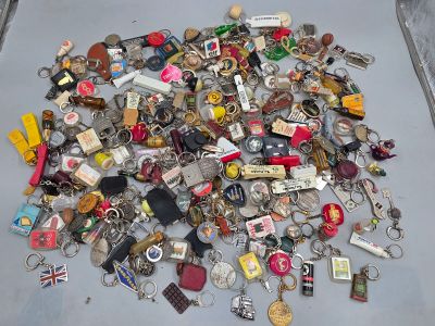 une pile de porte-clés de toutes sortes posée sur une table