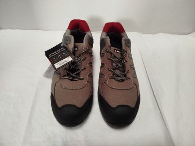 chaussures pour homme marron et noires, avec des semelles rouges sur un fond blanc