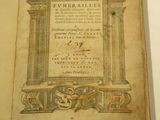 un vieux livre écrit posé sur une table