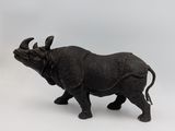 figurine de rhinocéros noir sur fond blanc