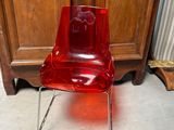 une chaise rouge posée devant une armoire