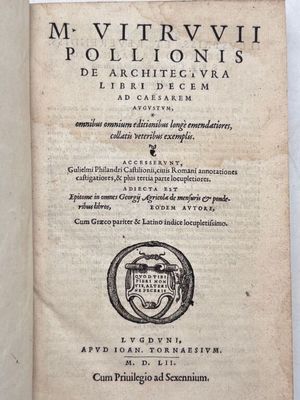 un vieux livre avec une image en noir et blanc d'un blason