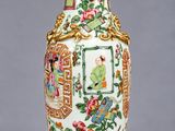 une image représentant un vase orné d'un portrait d'homme et de fleurs