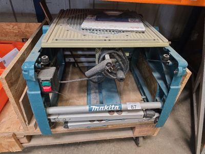 une machine posée sur une palette