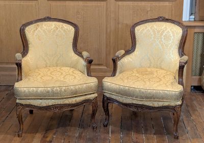 deux chaises assises l'une à côté de l'autre sur un plancher en bois