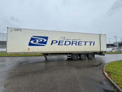 un semi-remorque qui roule sur la route