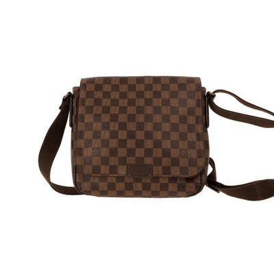 un sac à bandoulière à carreaux marron et noirs sur fond blanc