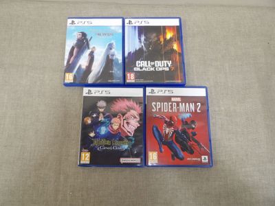 trois boîtes de jeux PlayStation posées les unes à côté des autres sur un canapé