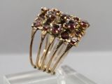 une image représentant une bague en or ornée de grenats
