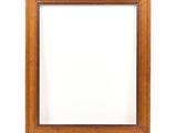 un cadre photo en bois vide sur fond blanc