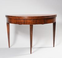 Table de forme demi-lune en noyer, le plateau abattant marqu…