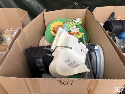 une boîte en carton remplie d'objets qui s'y trouvent