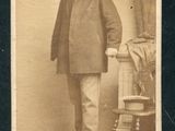 une vieille photo d'un homme en costume-cravate