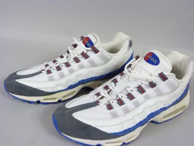 La Nike Air Max 95 est une basket blanche, bleue et rouge