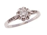 gros plan d'une bague en diamant sur fond blanc