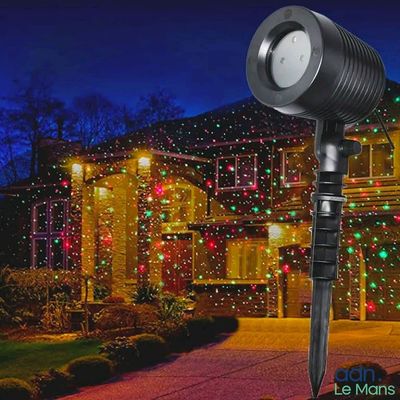 un gros plan d'un lampadaire situé devant une maison