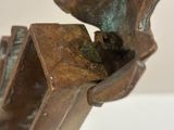 une sculpture d'oiseau sur pied