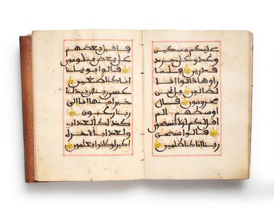 un livre ouvert sur lequel figurent des caractères arabes