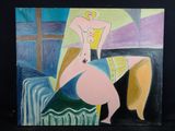 un tableau représentant une femme nue assise sur un canapé