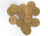 une pile de pièces d'or sur une surface blanche