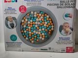 une boîte contenant tout un tas de balles