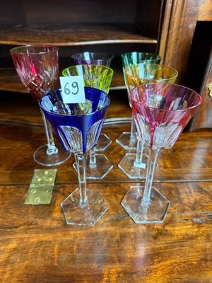 trois verres à vin posés sur une table, avec des étiquettes de prix dessus