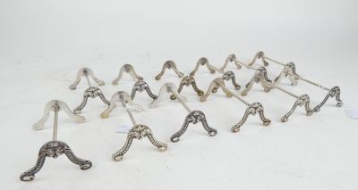 un lot de douze poignées de porte anciennes en métal argenté