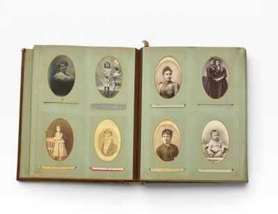une vieille photo représentant un groupe de personnes, tirée d'un livre