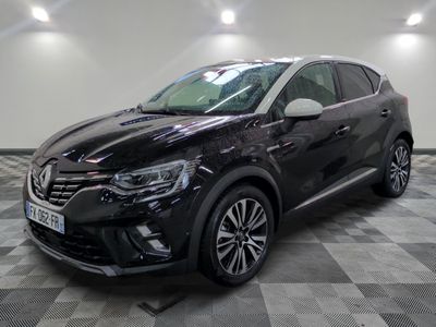 une voiture noire garée sur le sol en damier d'un garage