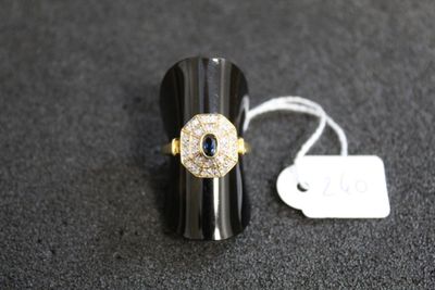 Gros plan sur une bague portant une étiquette