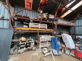 un garage rempli d'une multitude d'outils de toutes sortes