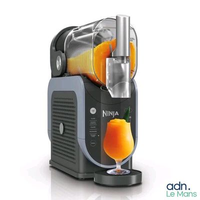 une photo d'un extracteur de jus contenant une boisson