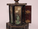 une petite boîte en bois avec un tableau dessus