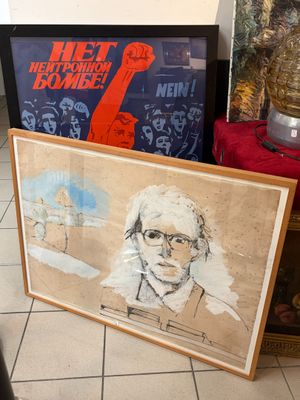 la photo d'un homme à lunettes et la photo d'un homme levant le poing