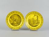 une paire d'assiettes jaunes et blanches ornées d'une peinture