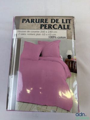 housse de couette violette avec deux oreillers et une taie d'oreiller