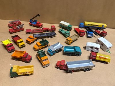 un grand nombre de camions jouets posés sur une table